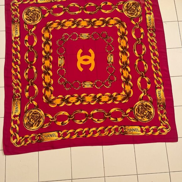 CHANEL 31 RUE CAMBON Magenta and Gold Scarf. Large gold-chained pattern.